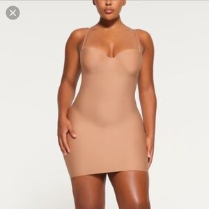 Skims Body Molded Underwire Slip in Sienna Nude Sz Large NWT